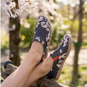 UIN Women's Slip-On Flats Crane in Dark size 10 Like new!